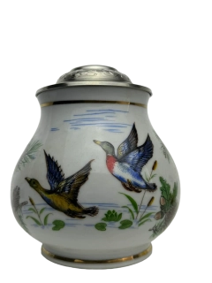 Porcelánový cibulák s motivem zvířat s cínovým víčkem